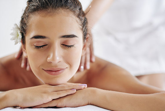 o femeie care se bucură de un masaj relaxant